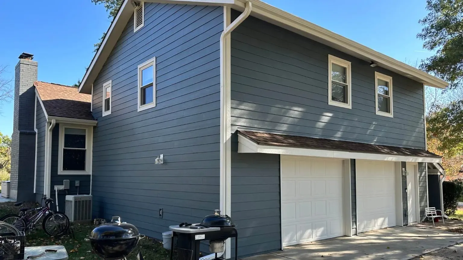 after-blue-james-hardie-siding-installed-on-kansas-city-home-1536x864.jpg.webp