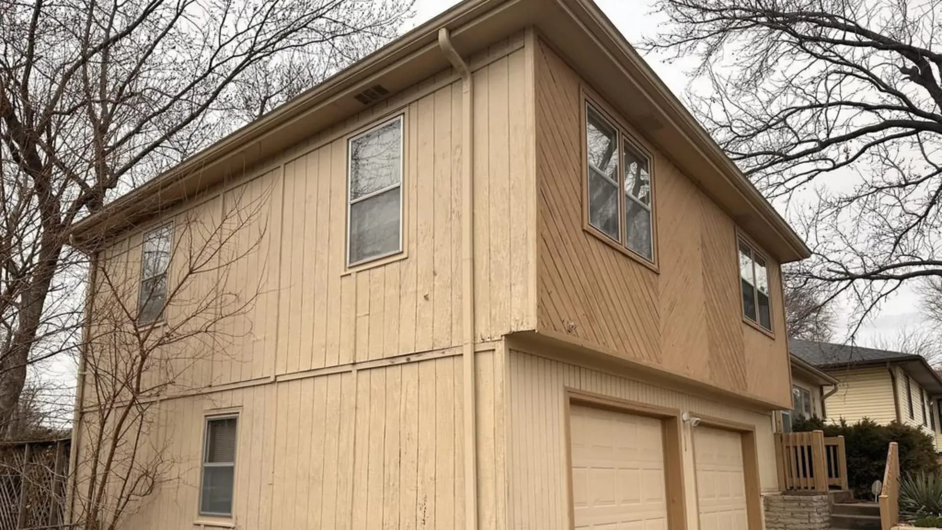beautiful-new-james-hardie-siding-for-a-kansas-city-home-before
