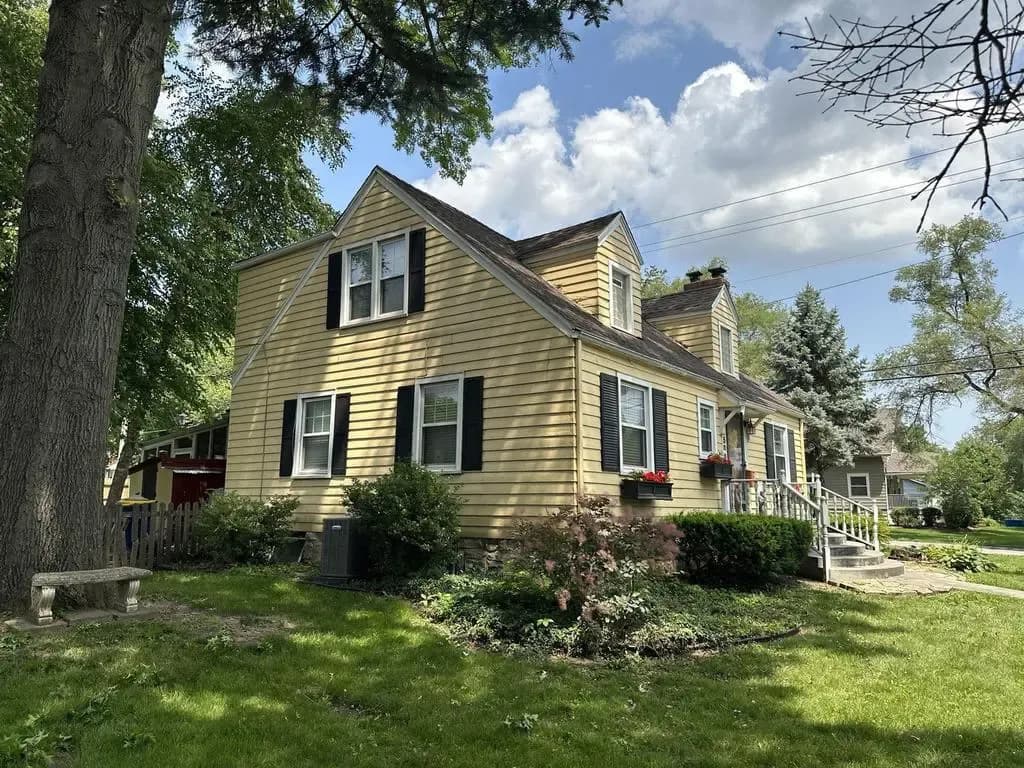 before-blue-james-hardie-siding-installed-on-overland-park-home-01.webp