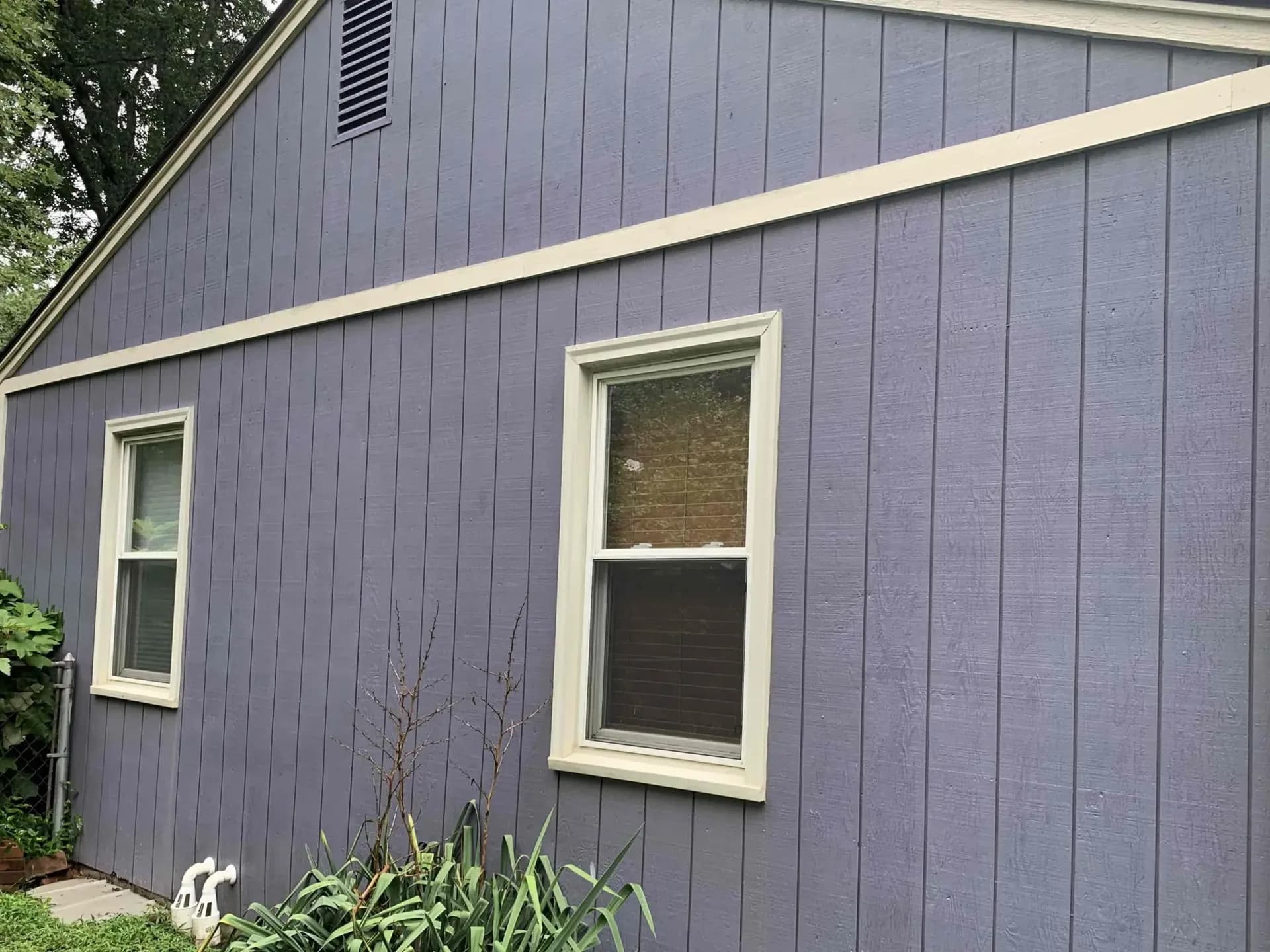 before-shawnee-home-has-hardie-siding-installed-by-safe-harbor-01.webp