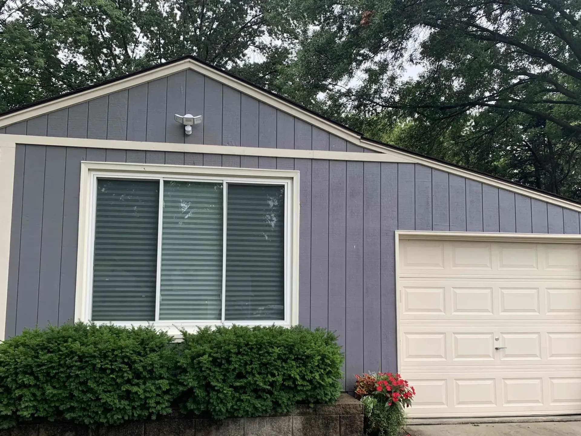before-shawnee-home-has-hardie-siding-installed-by-safe-harbor-02.webp