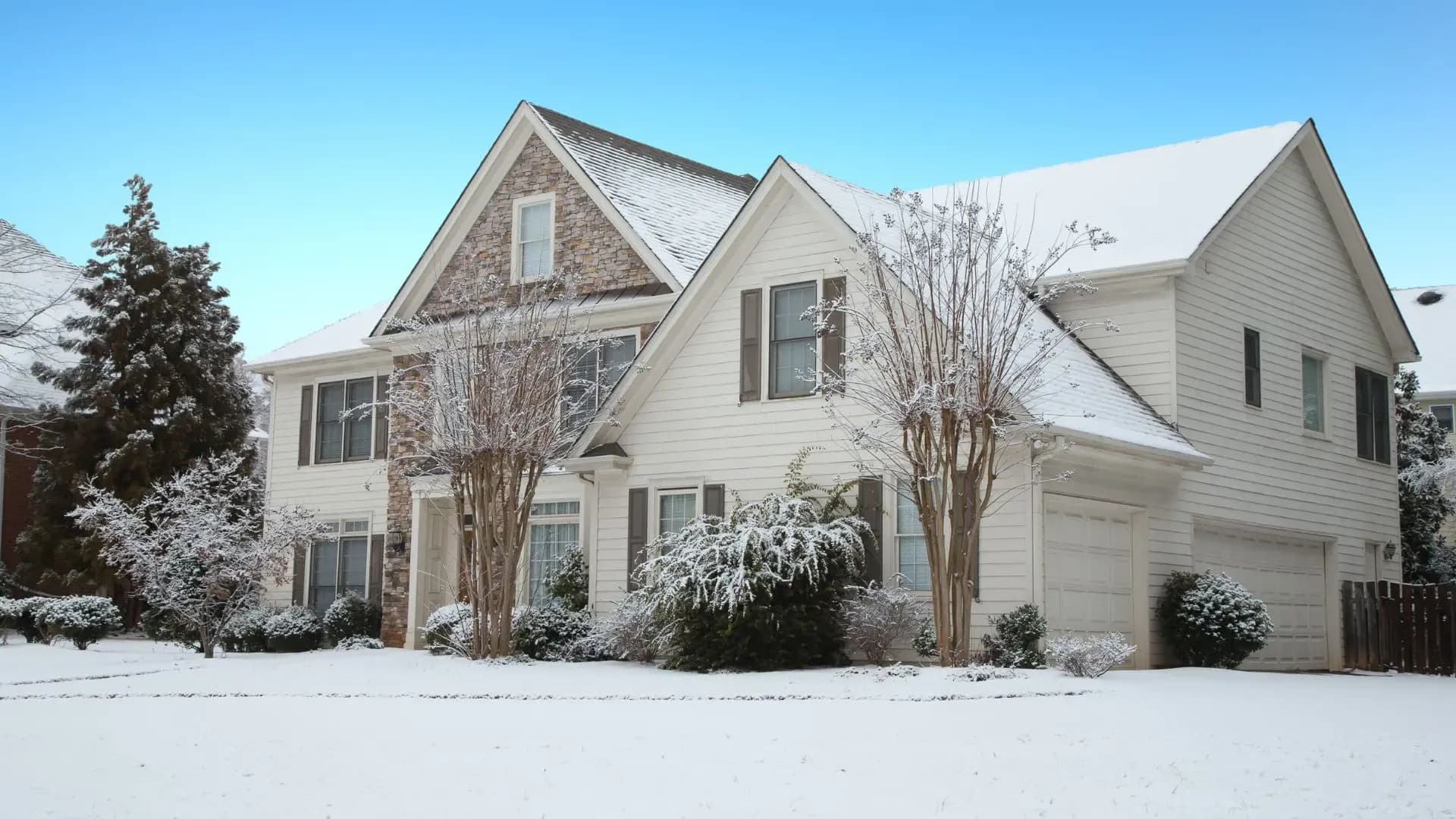 choose-the-right-siding-material-for-different-climates-AS_212497896.webp