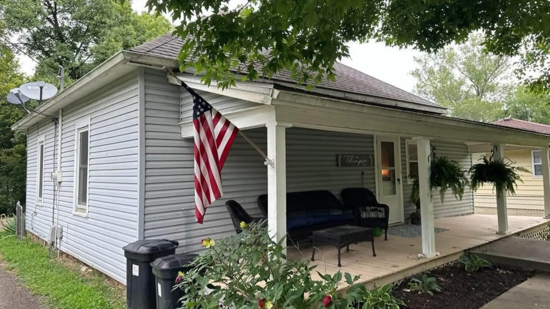 Bonner Springs home with vinyl siding updated with James Hardie siding by Safe Harbor.