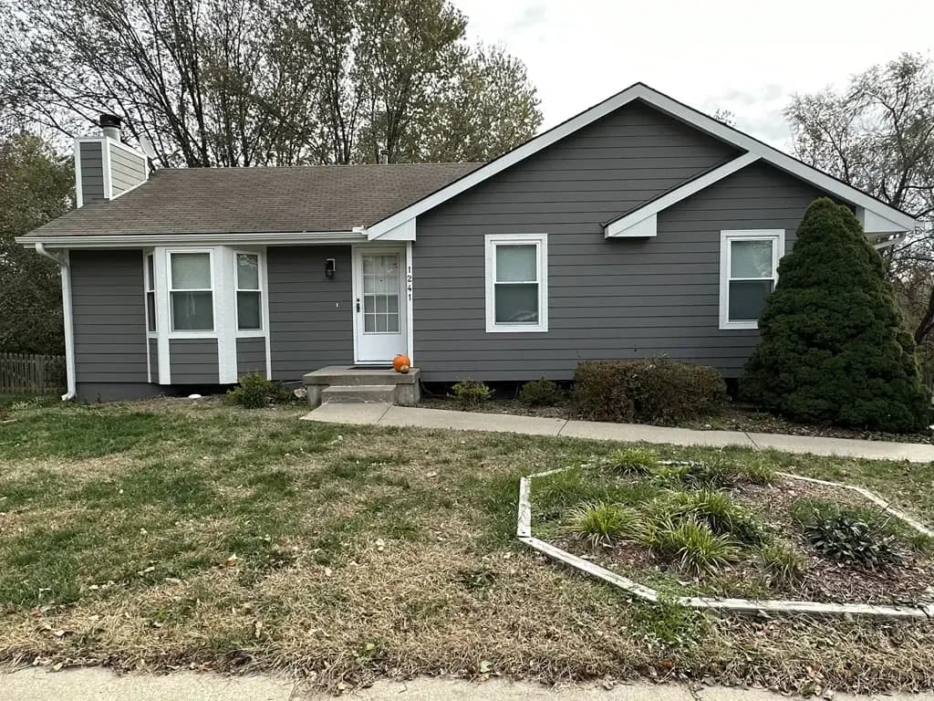 Liberty, MO home with James Hardie siding installed by Safe Harbor Exteriors
