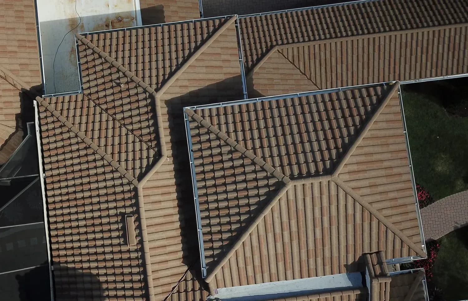stone-coated-metal-vs-clay-tiles-01.webp