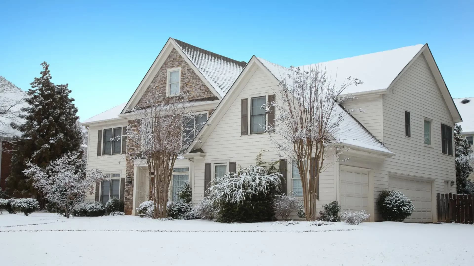 https://www.safeharborexteriors.com/wp-content/uploads/2024/11/what-can-winter-do-to-my-siding-and-what-can-i-do-about-it-AS_212497896.jpg
